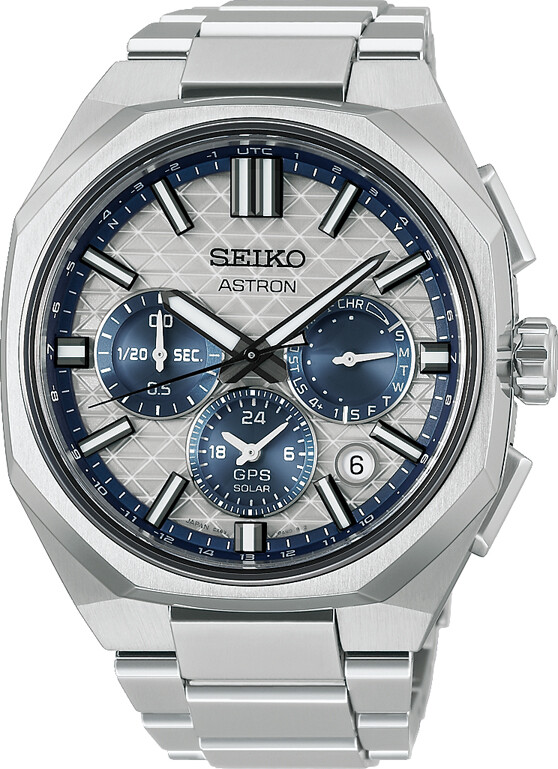 Eine silberfarbene Herrenuhr, die Seiko Astron 145th Anniversary, mit einem silbernen Zifferblatt und blauen Chronographenanzeigen.