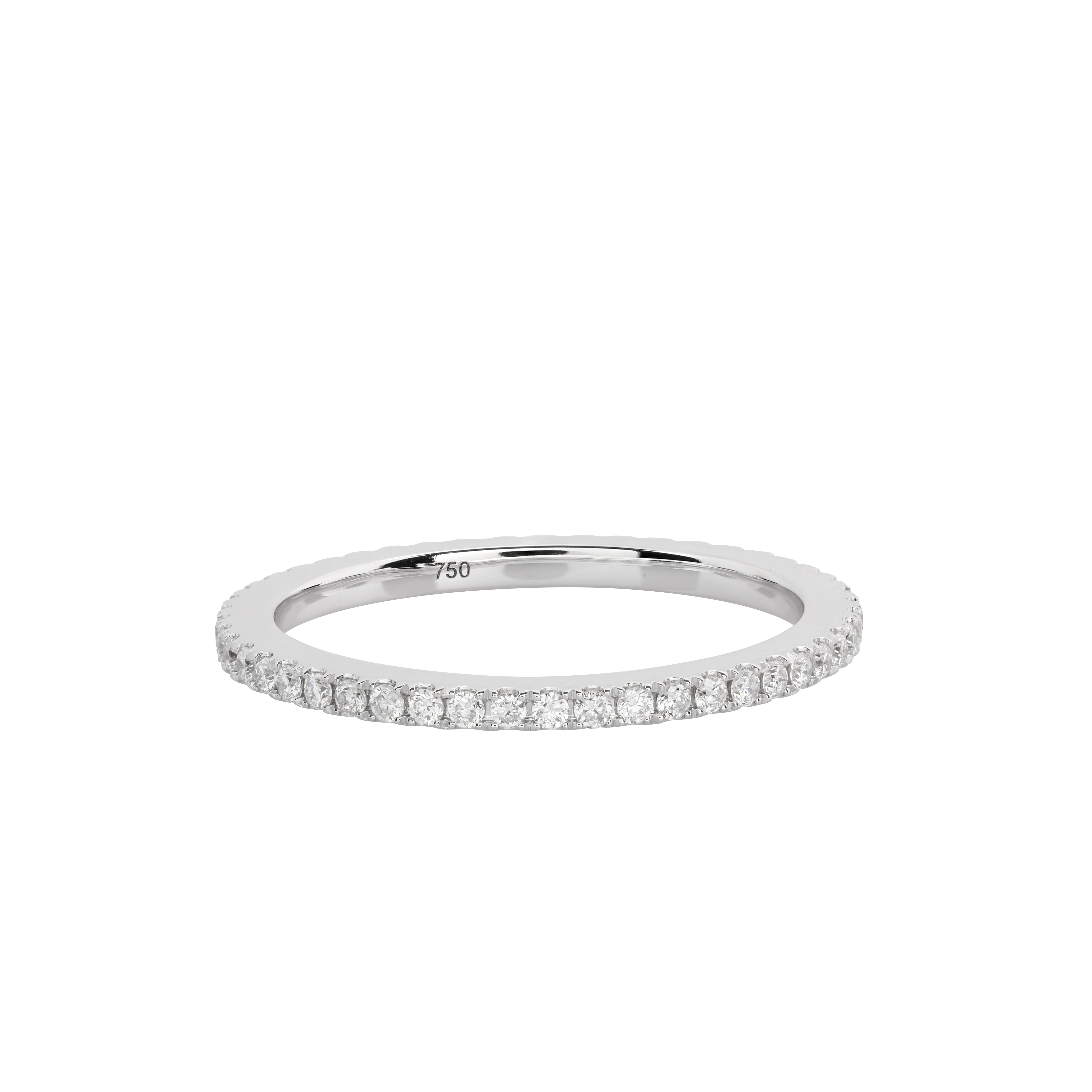 Ein schmaler, silberner Ring mit vielen kleinen, facettierten Steinen, die seine gesamte Oberfläche bedecken.