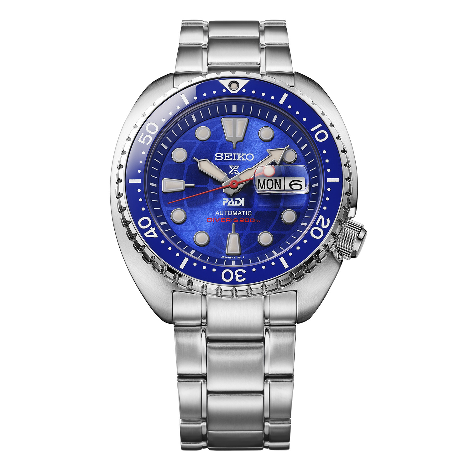 Eine silberne Herrenuhr mit blauem Zifferblatt und silbernem Armband. Das Zifferblatt hat ein wellenförmiges Muster.