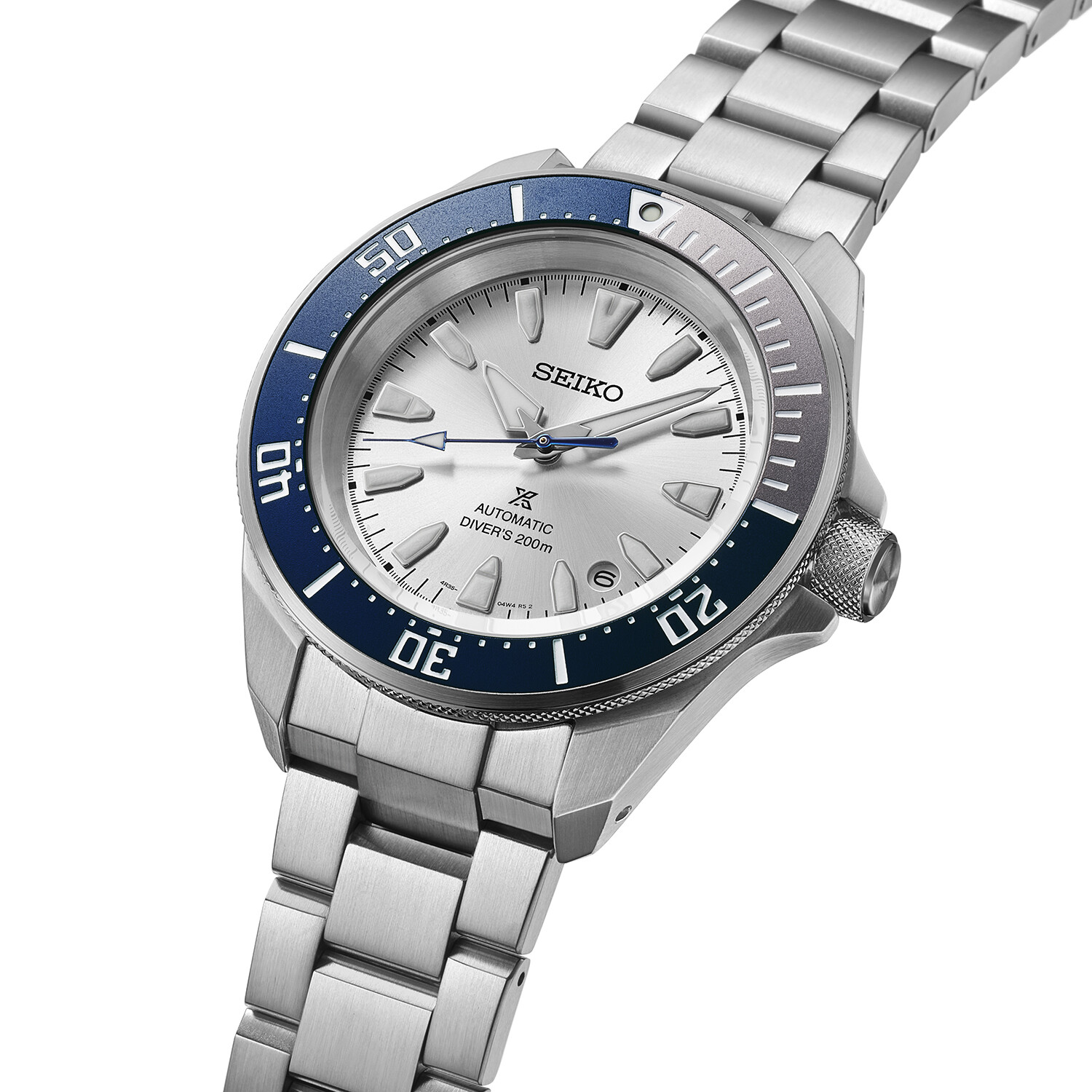 Eine silberne Taucheruhr mit silbernem Zifferblatt und blauem Drehring ist auf einem weißen Hintergrund abgebildet.