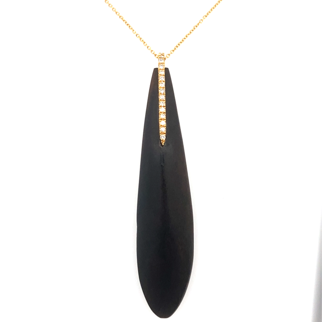 Eine schwarze, tropfenförmige Kette mit einem eleganten Anhänger, der durch eine Reihe kleiner Brillanten akzentuiert wird.