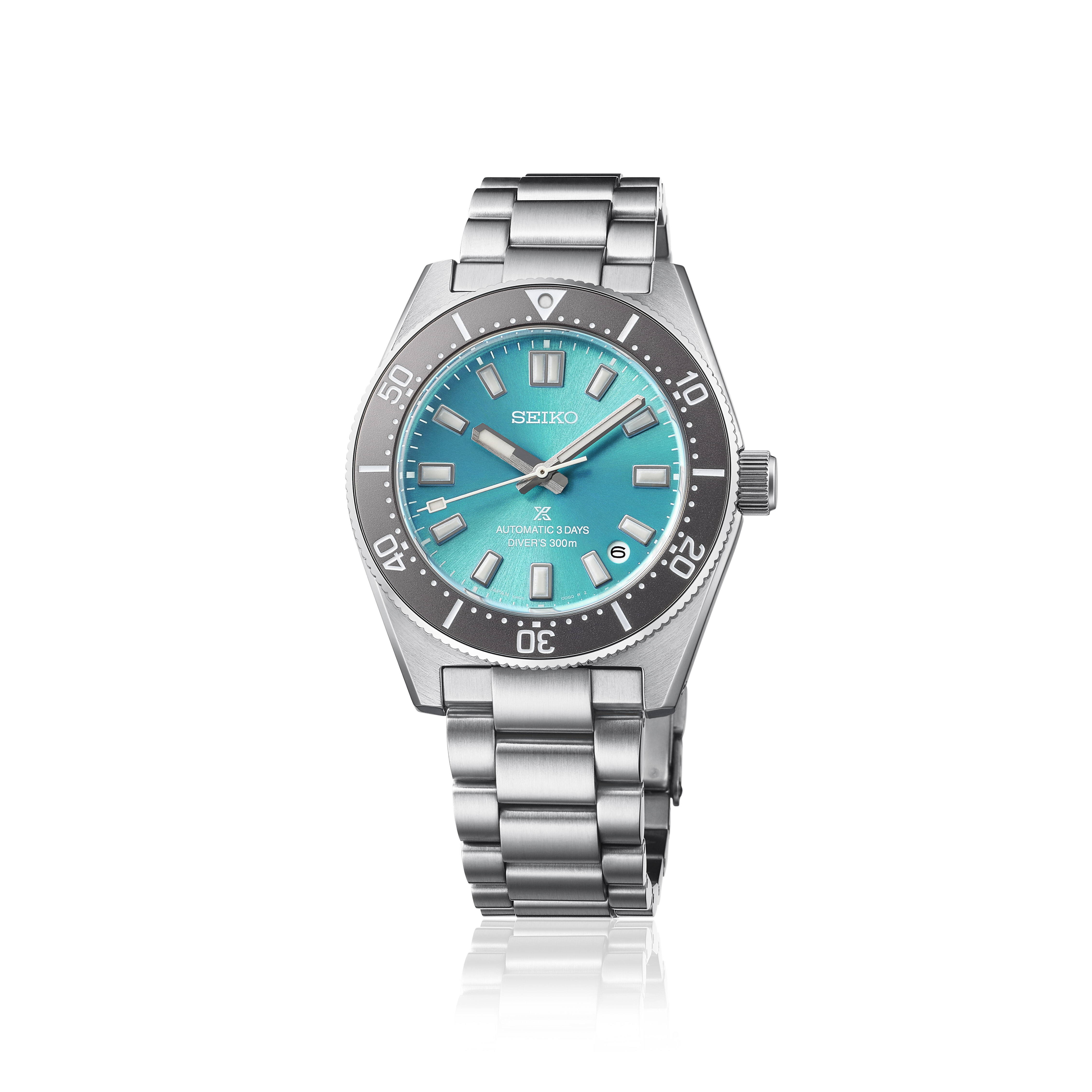 Die Seiko Prospex 1965 Heritage Divers Limited Edition ist eine Automatik-Taucheruhr mit einem auffälligen blaugrünen Zifferblatt und einem glänzenden Edelstahlarmband.