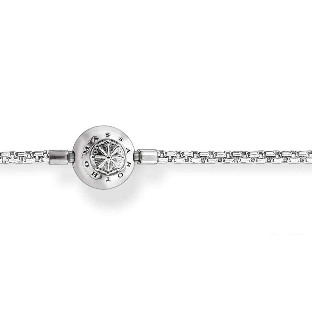 Ein silbernes Armband mit einem runden Anhänger, der ein sternförmiges Muster aufweist.
