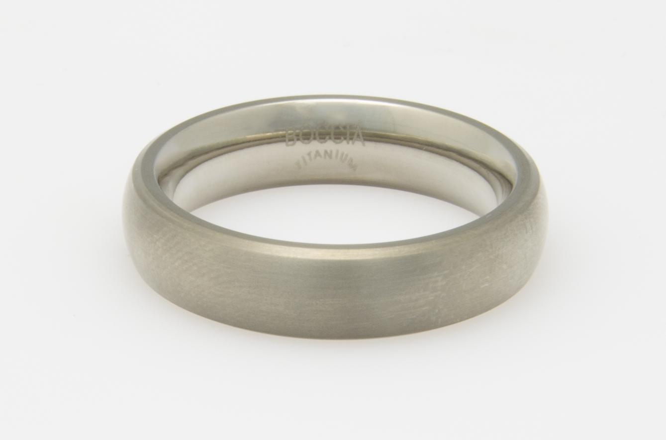 Ein silberner Ring mit matter Oberfläche und abgerundeten Kanten.