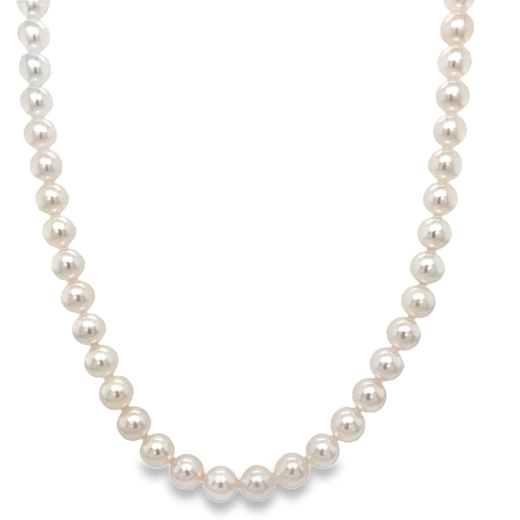 Ein helles Collier mit vielen runden, weissen Süsswasserperlen, das Gellner Collier Basic.