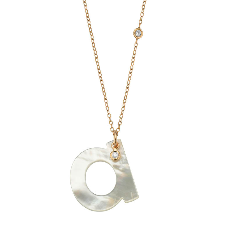 Ein zartes Gellner Collier mit einem Anhänger in Form des Buchstabens "a" aus schillerndem Perlmutt, verziert mit kleinen Steinen.