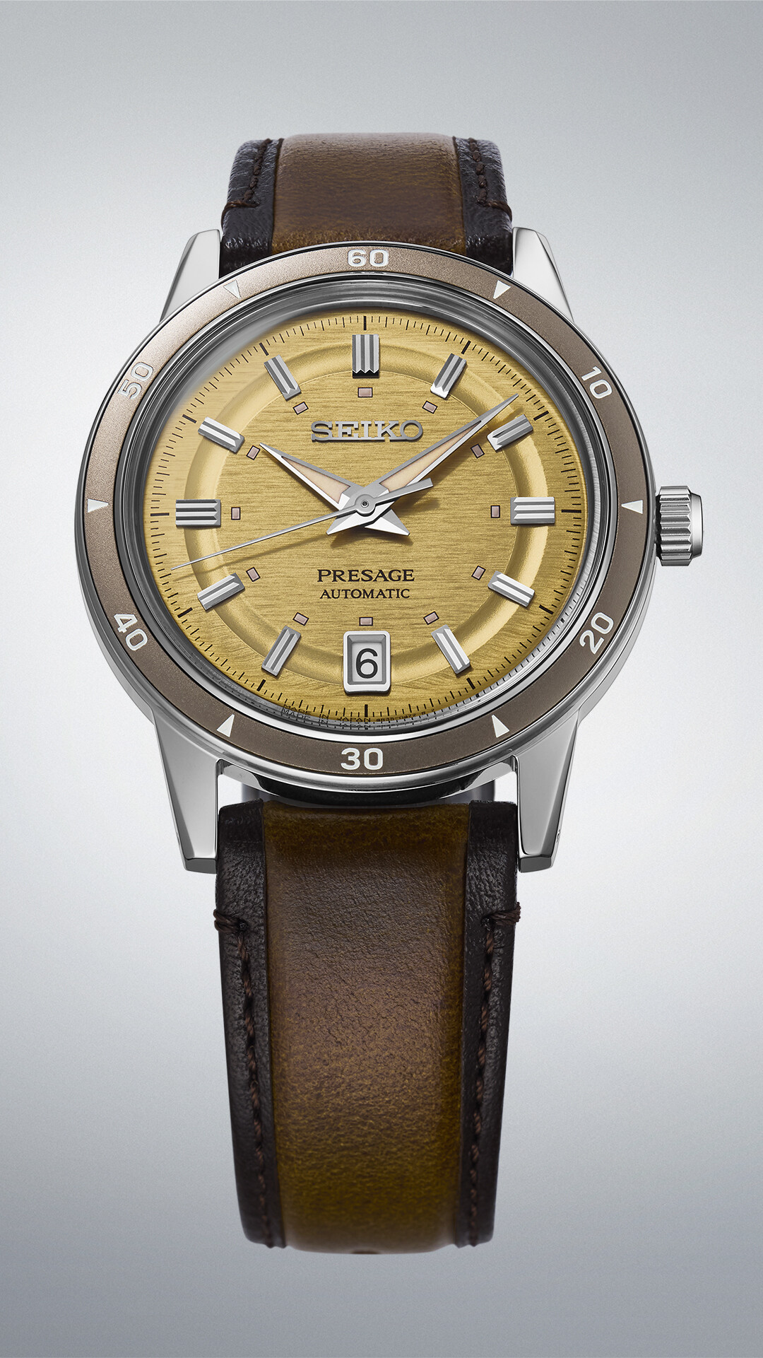 Herrenuhr mit goldenem Zifferblatt, braunem Lederarmband und Datumsanzeige.