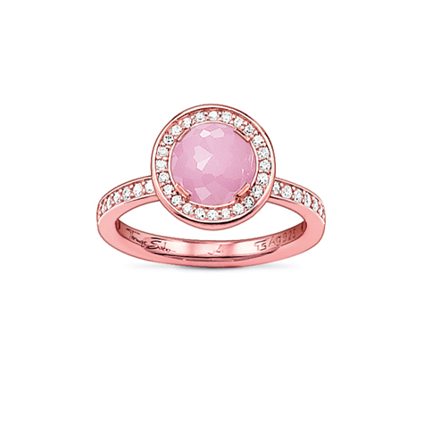Ein Rosévergoldeter Ring mit einem hellrosa Stein im Zentrum, umgeben von vielen kleinen weißen Steinen.