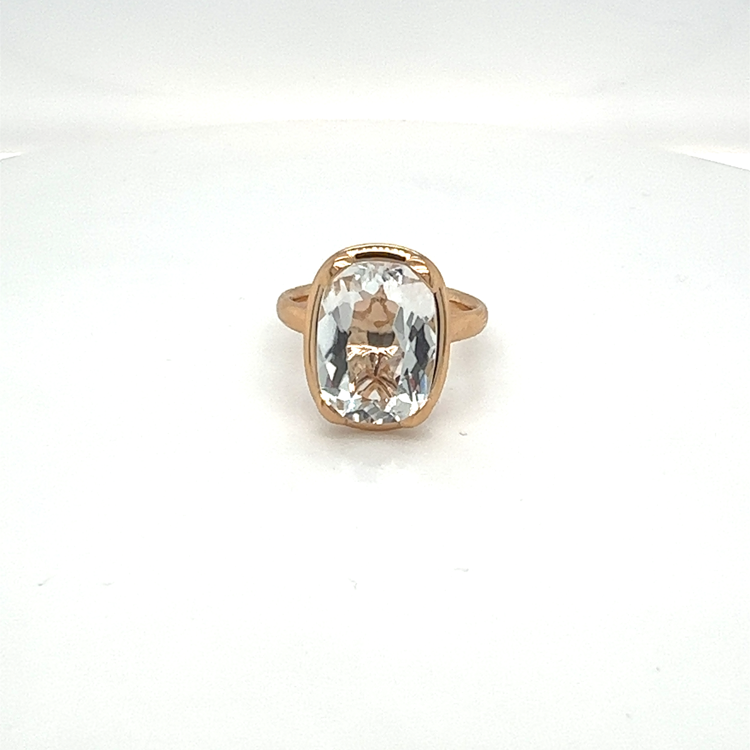Der Capolavoro Ring zeigt einen großen, rechteckigen, facettierten, hellen Edelstein in einer eleganten, hellgoldenen Fassung.