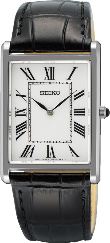 Eine klassische Herrenuhr von Seiko mit einem rechteckigen Gehäuse, weißem Zifferblatt und römischen Ziffern, getragen an einem schwarzen Armband.