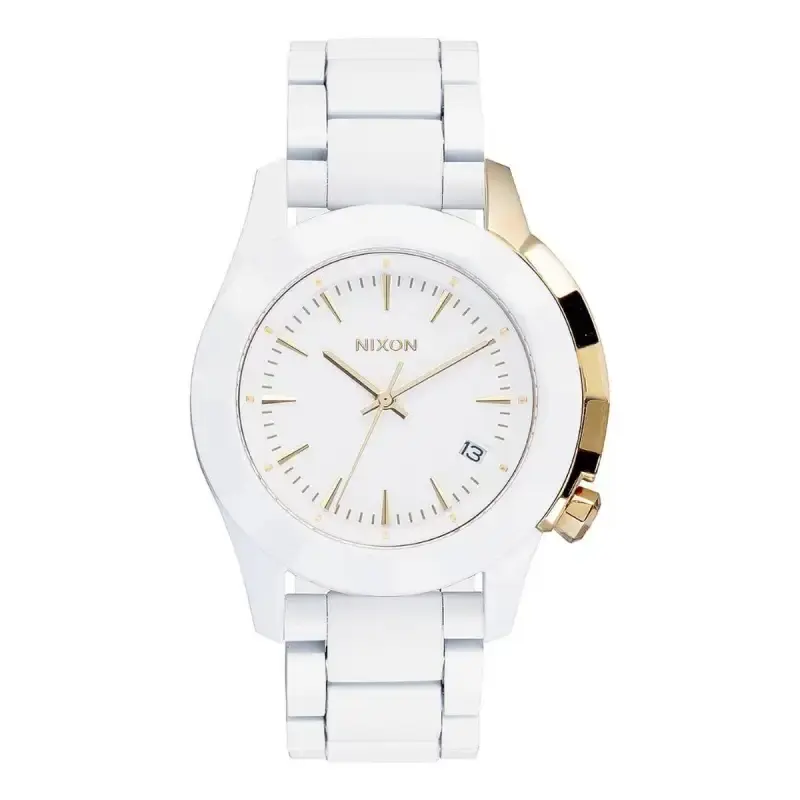 Die Nixon Monarch Uhr präsentiert sich in einem modernen All White Design mit auffälligen Golddetails und einem klaren Zifferblatt.