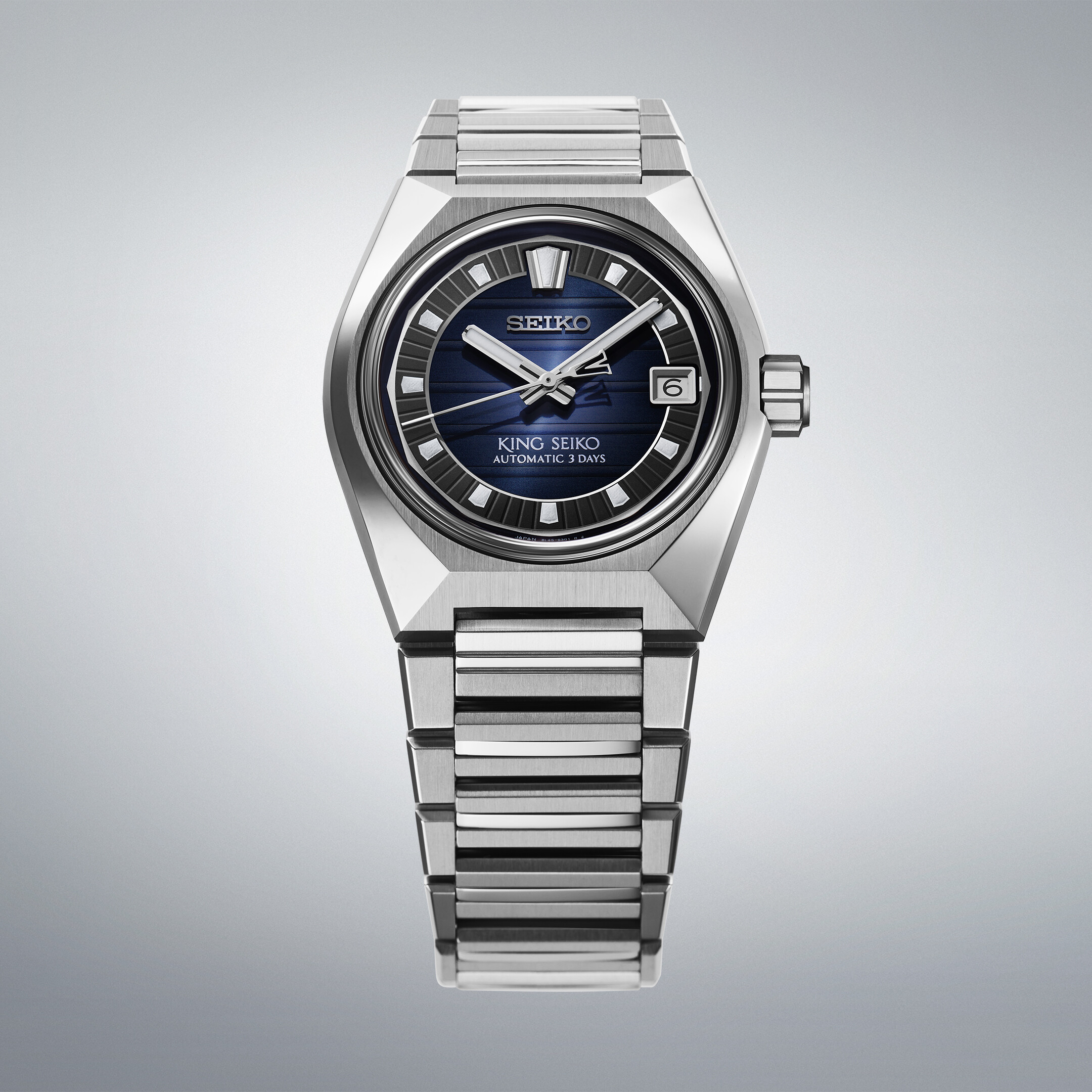 Eine silberne Herrenuhr mit einem blauen Zifferblatt und einem polierten Armband.