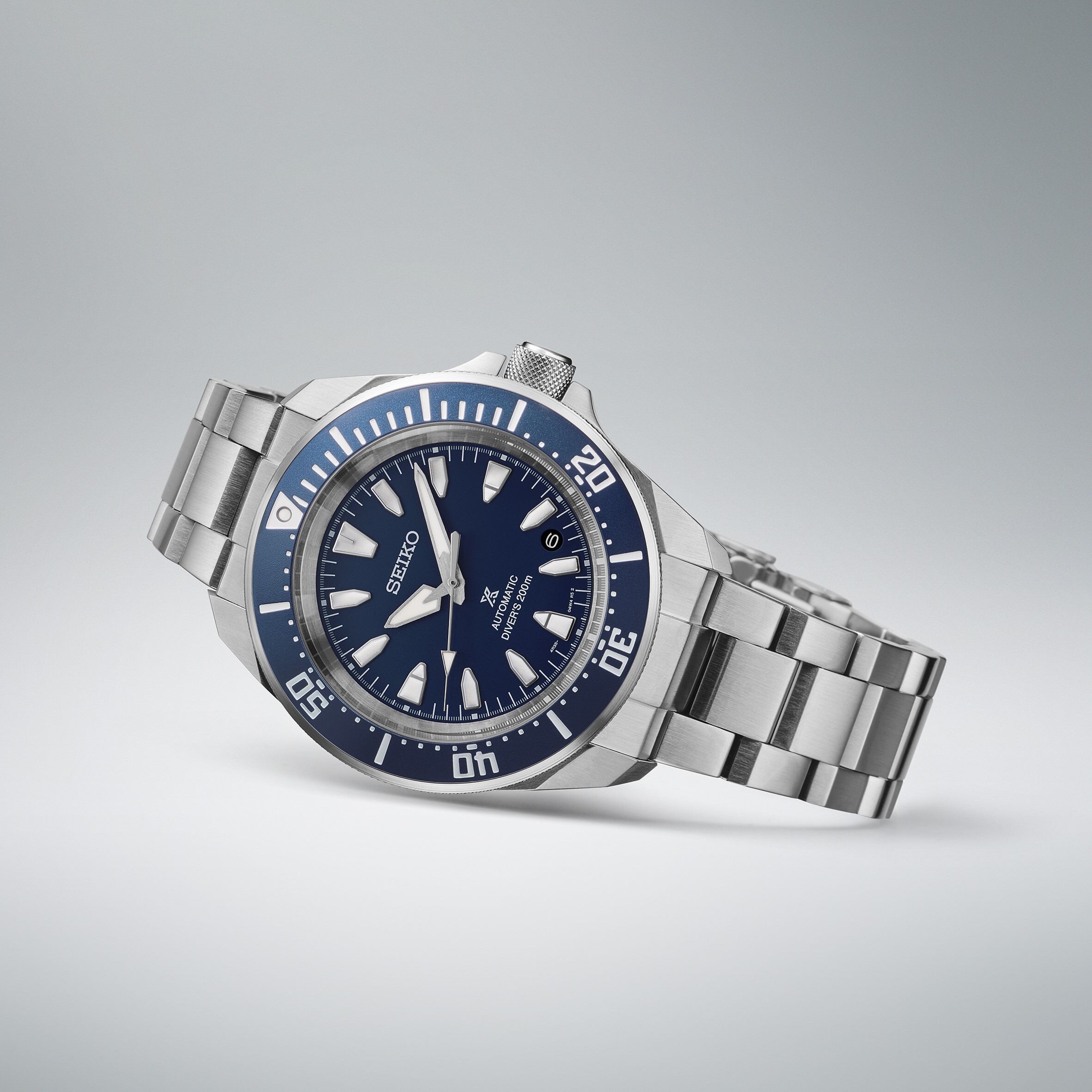 Herrenuhr mit blauem Zifferblatt und silbernem Armband, drehbare Lünette mit blauen Markierungen