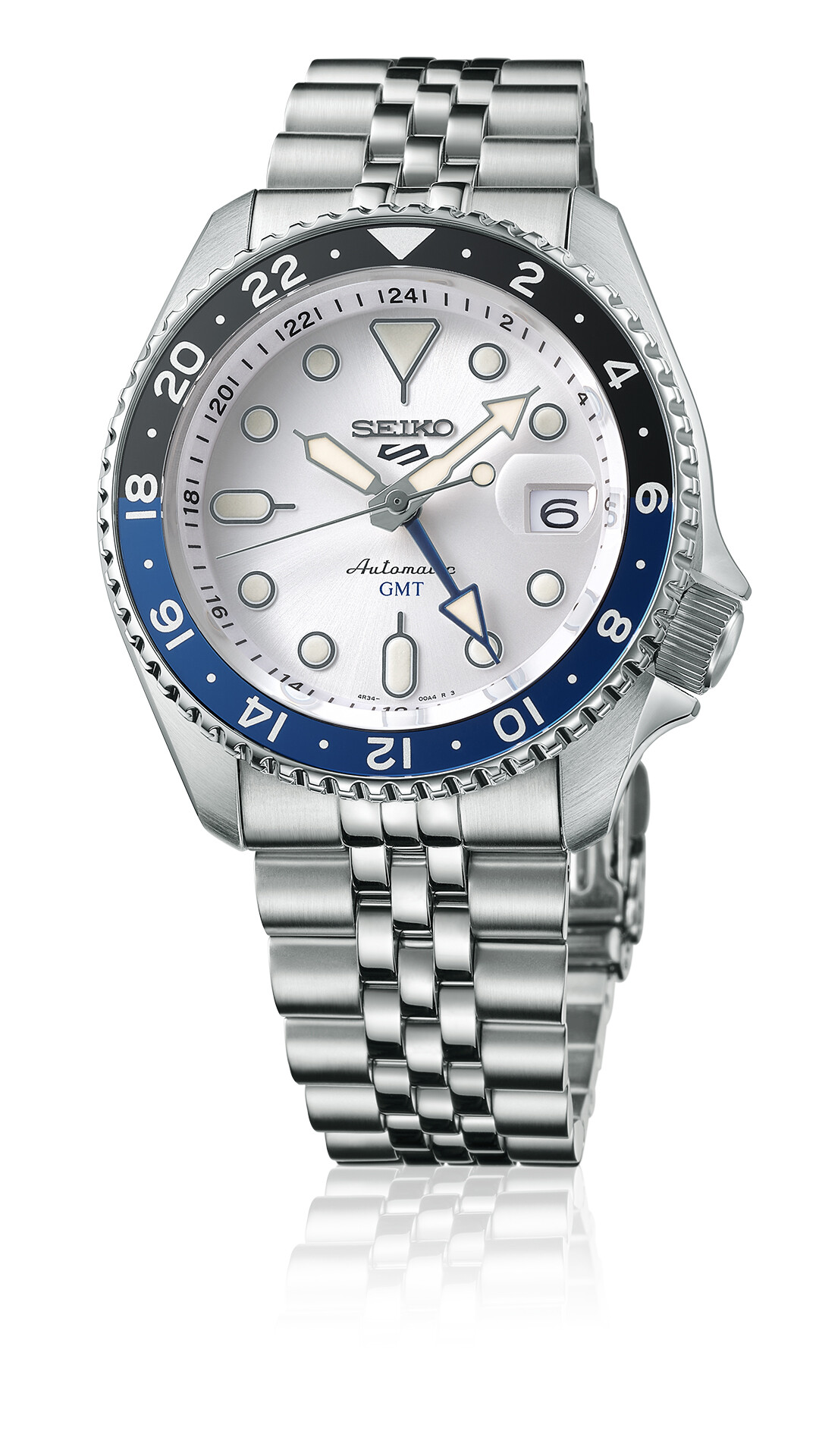 Silbernes Armbanduhr mit weißem Zifferblatt und blauer/schwarzer Lünette. Zeigt GMT und Datum.