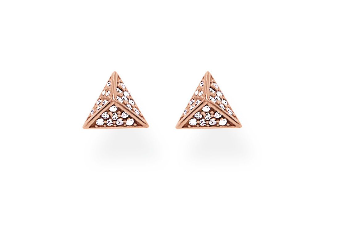 Zwei roséfarbene Pyramiden-Ohrstecker mit funkelnden Steinen besetzt.