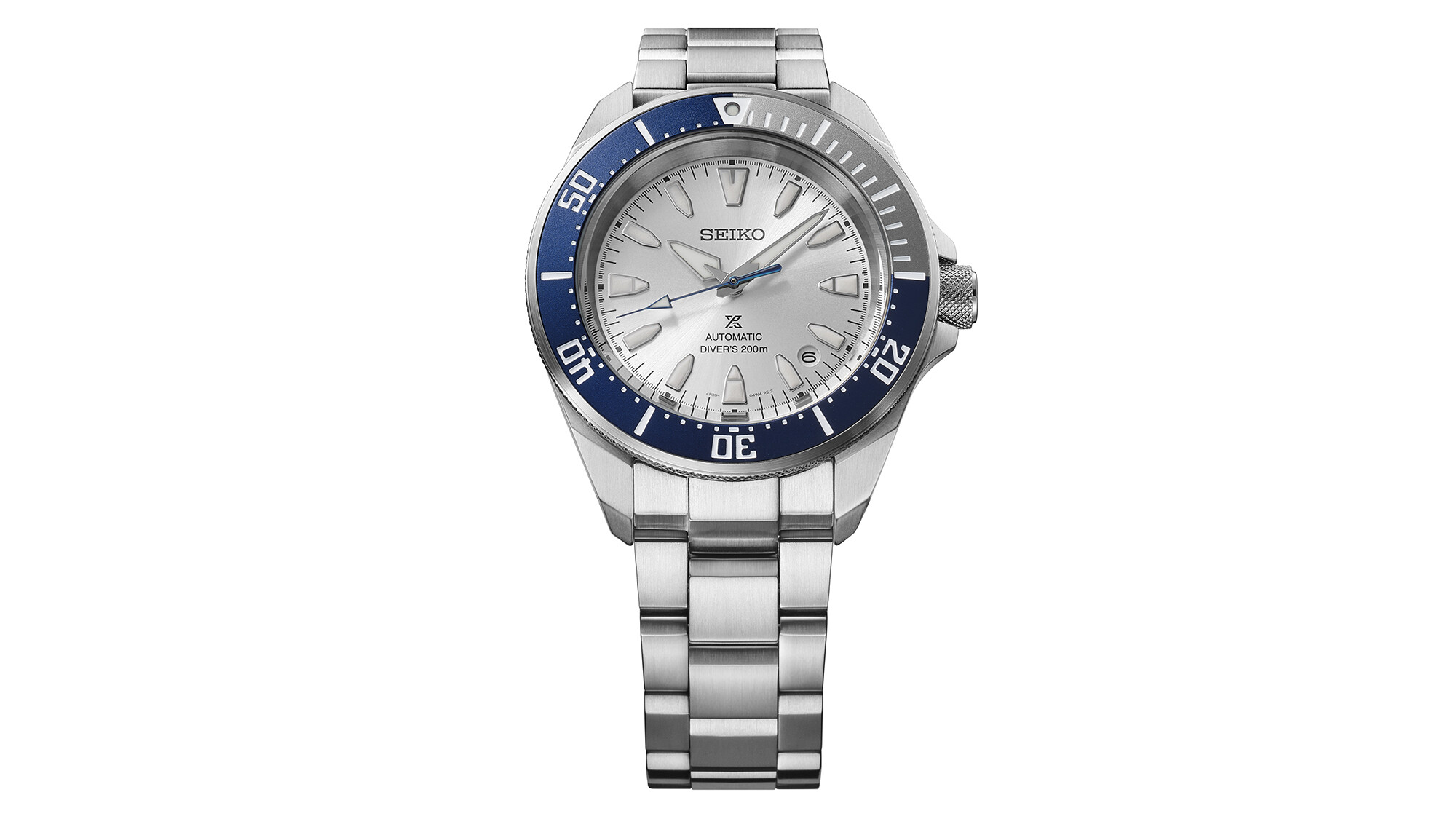 Herrenuhr mit silbernem Zifferblatt und blauer Lünette, silbernem Armband und silbernem Gehäuse.