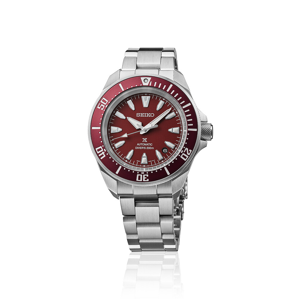 Ein silbernes Automatik-Armbanduhr mit einem dunkelroten Zifferblatt und einer roten Lünette.