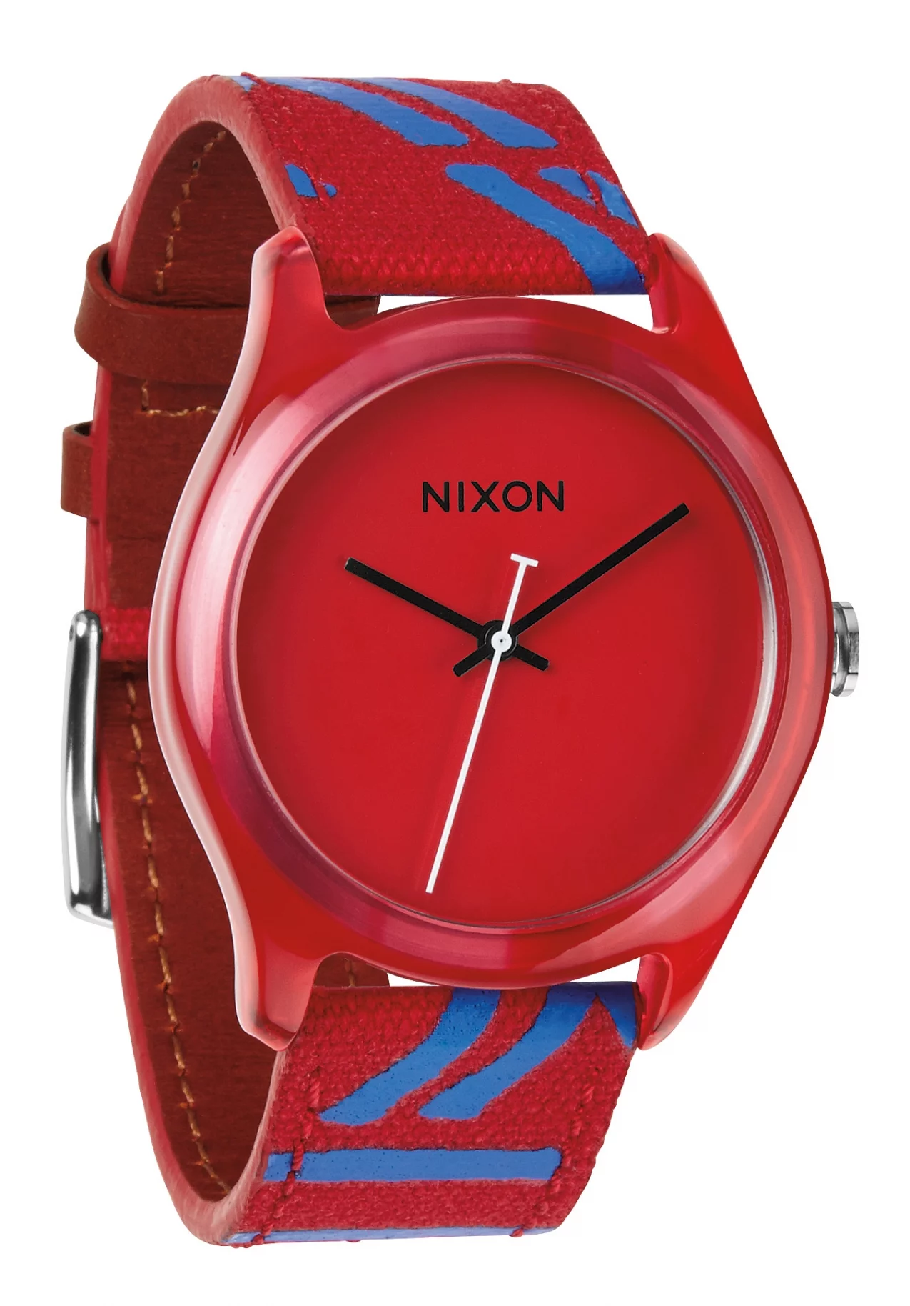 Die Nixon Mod Acetate Red ist eine auffällige rote Uhr mit einem modernen, klaren Zifferblatt und einem Band mit blauem Streifenmuster.