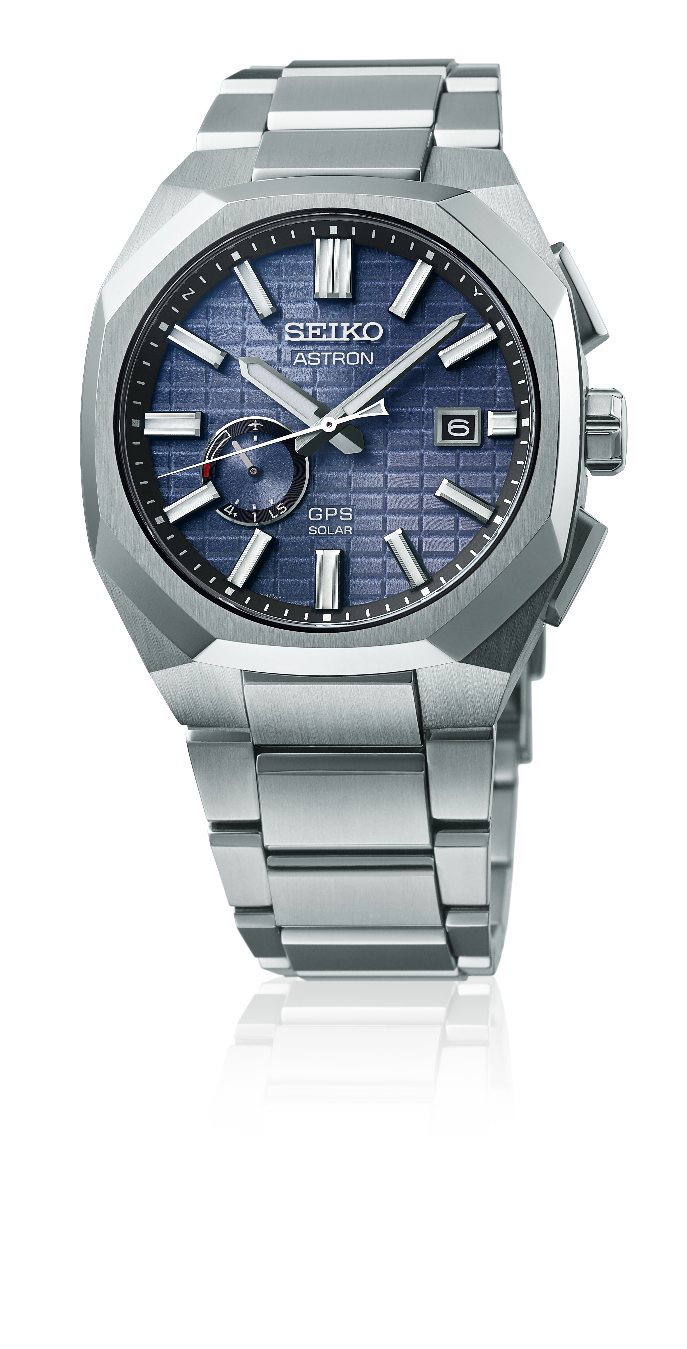 Eine silberne Herrenuhr mit blauem Zifferblatt mit Rautenmuster, silbernen Zeigern und silbernem Armband.