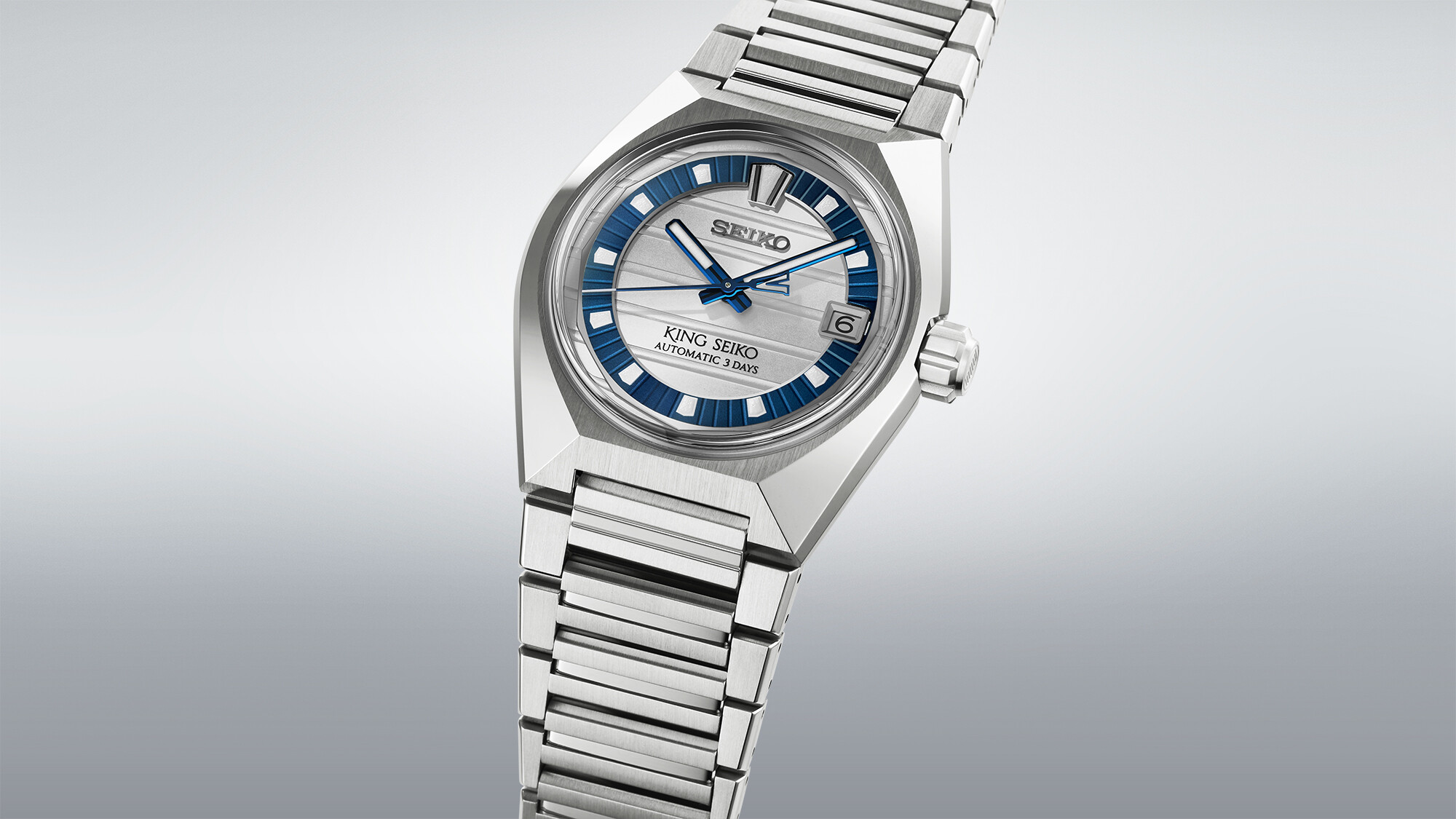 Ein silbernes Armbanduhr mit silbernem Zifferblatt und blauen Markierungen. Die Uhr hat einen klaren, modernen Stil.