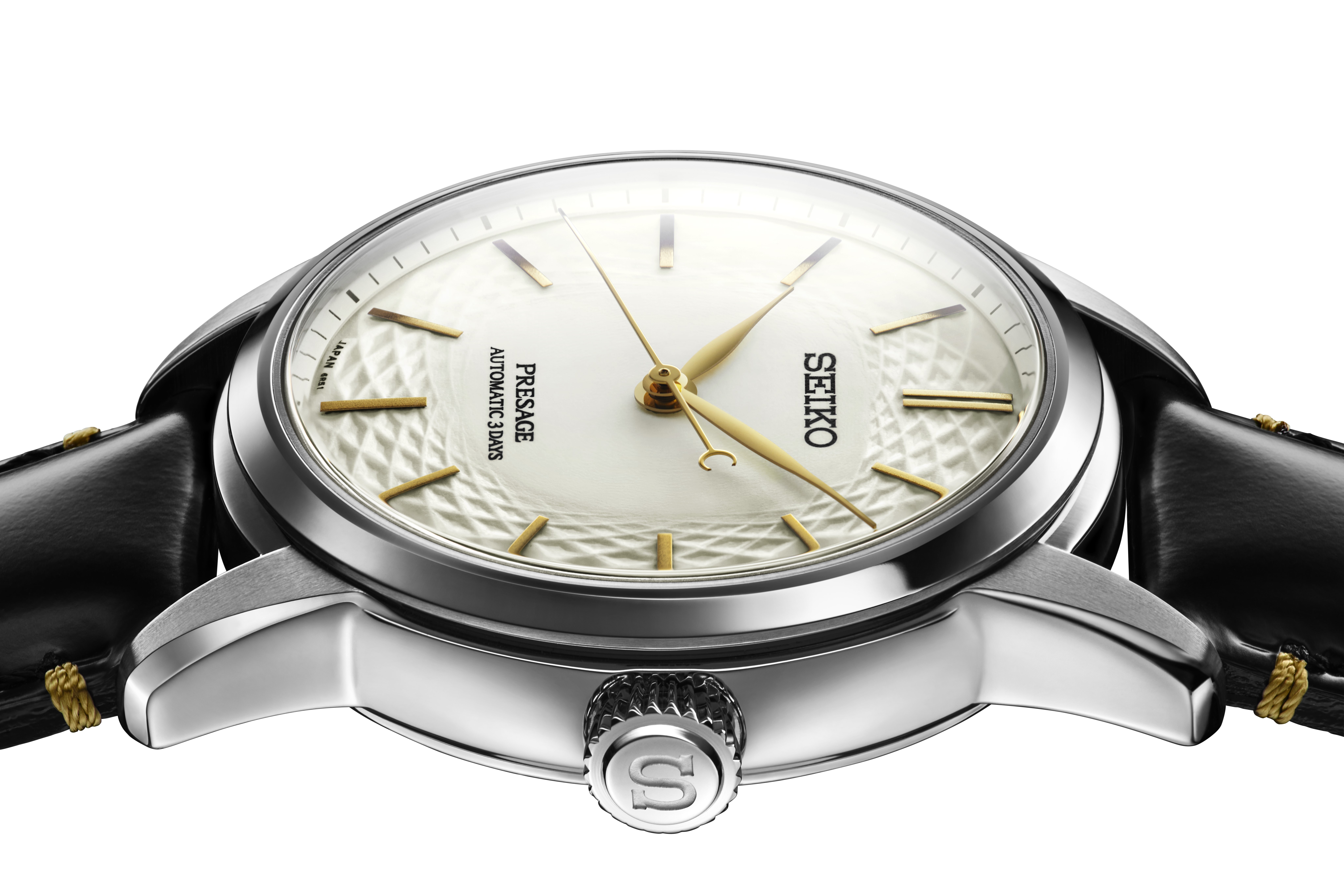 Ein silbernes Herrenarmbanduhr mit weißem Zifferblatt und goldenen Zeigern, schwarzem Armband mit goldener Naht.
