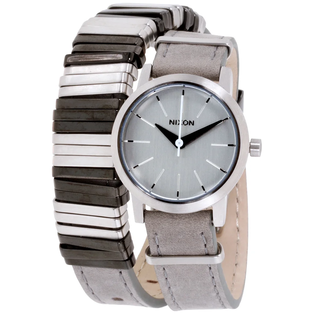 Die Nixon Kenzi Wrap Silver/Mixed Damenuhr kombiniert ein silberfarbenes Armband mit einem grauen Lederarmband und einem schlichten grauen Zifferblatt.