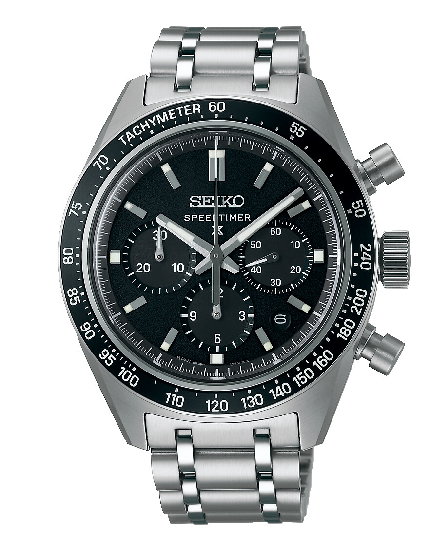 Ein silbernes Chronograph-Armbanduhr mit schwarzem Zifferblatt und silbernen Zeigern und Markierungen.