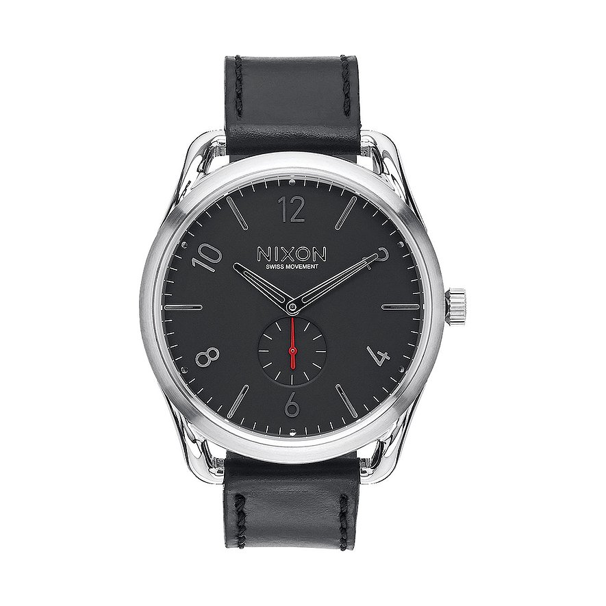 Eine Nixon Uhr C45 mit einem schlichten schwarzen Zifferblatt, silbernem Gehäuse und schwarzem Lederarmband.