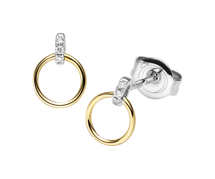 Elegante Ohrstecker mit goldenem Kreis und funkelnden Steinchen, die als Schmuckstück getragen werden.