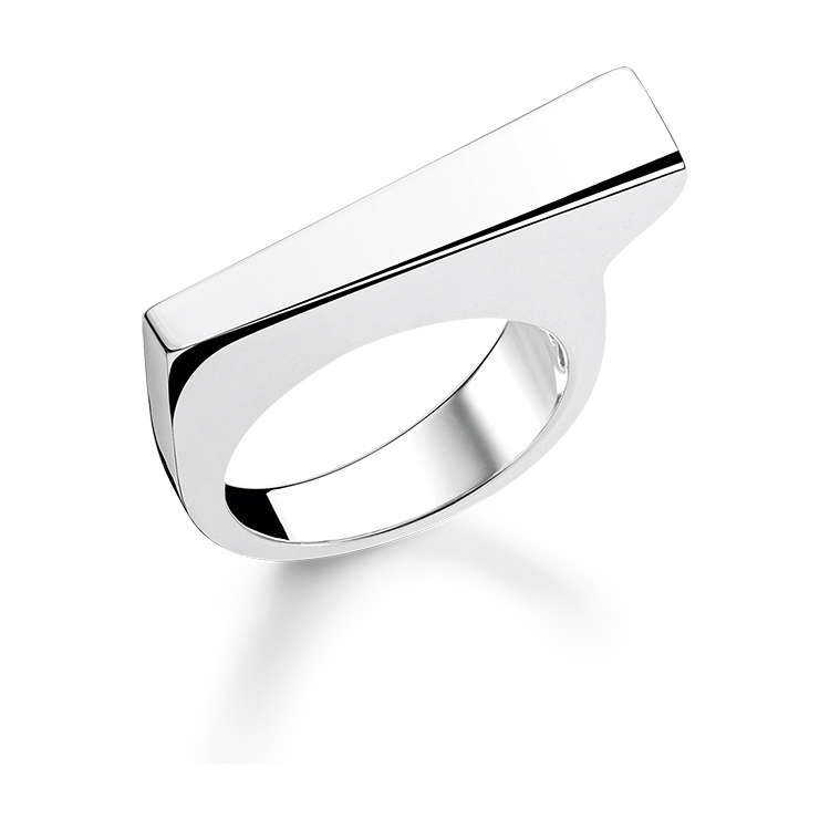 Ein schlichter, silberfarbener Ring mit einer rechteckigen oberen Fläche und einem schmalen Band.