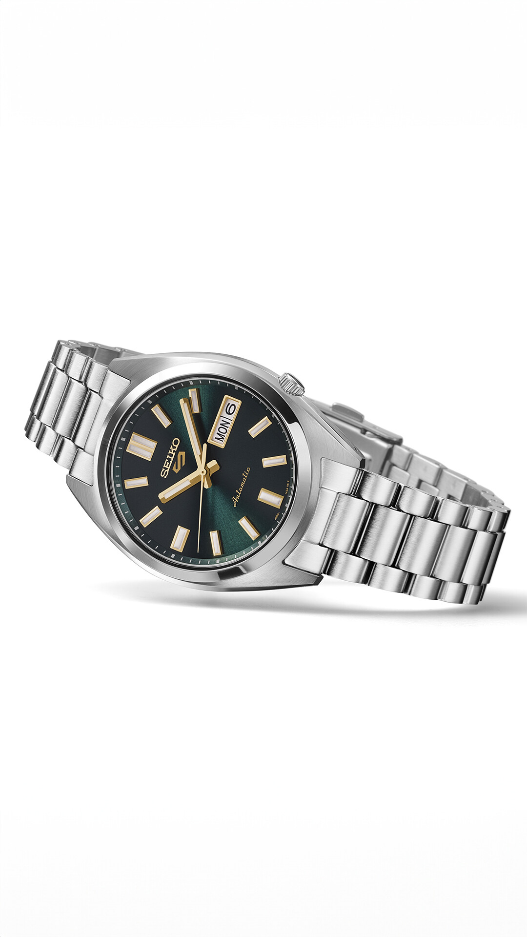 Eine silberne Herrenarmbanduhr mit einem dunkelgrünen Zifferblatt und goldenen Indizes auf weißem Hintergrund.