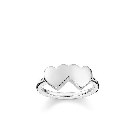Ein silberner Ring mit zwei verbundenen Herzen als Motiv. Perfekt für romantische Geschenke.