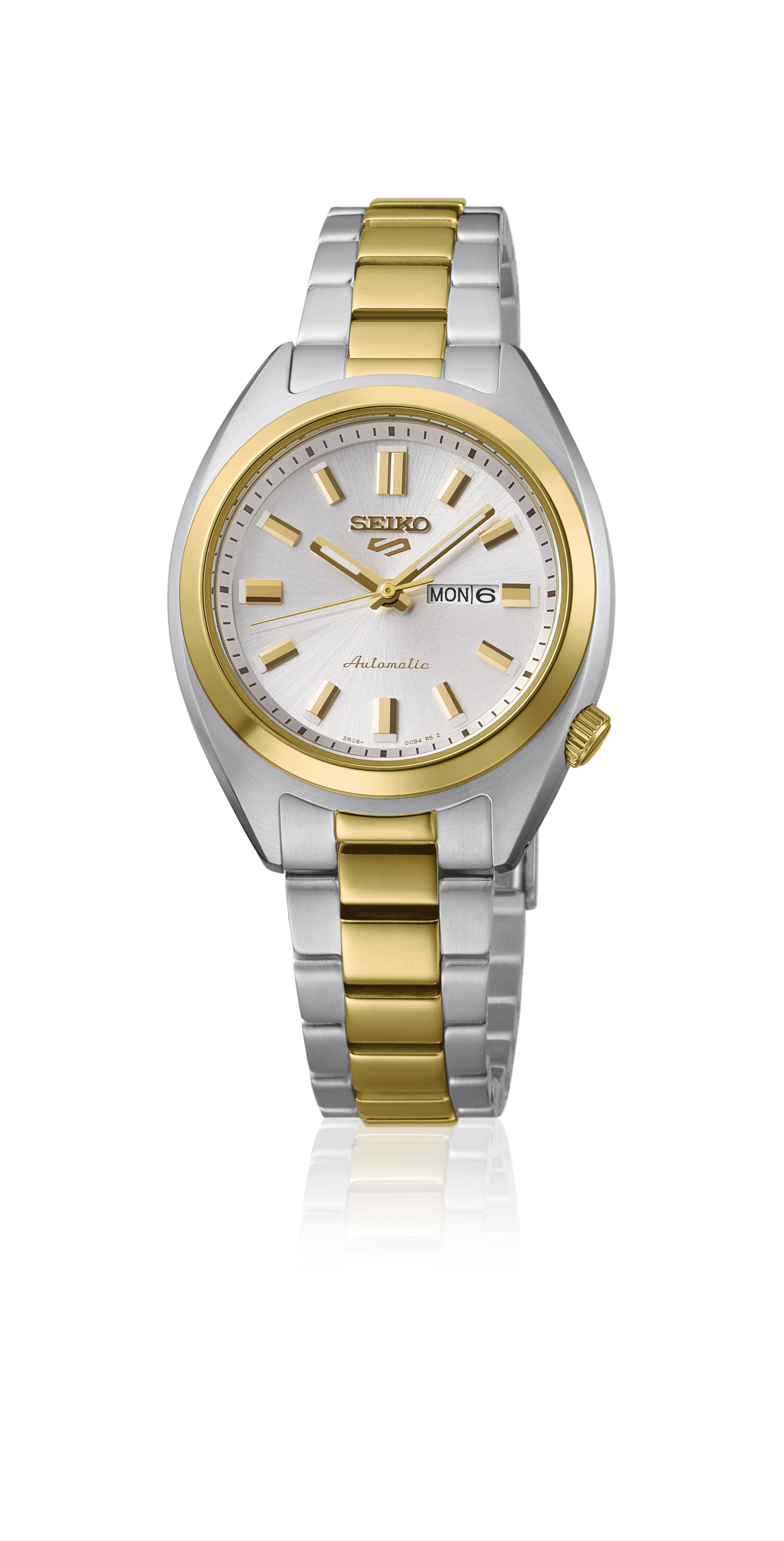 Die Seiko 5 Sports Uhr hat ein silbernes Zifferblatt mit goldenen Akzenten und ein bicolor Armband.