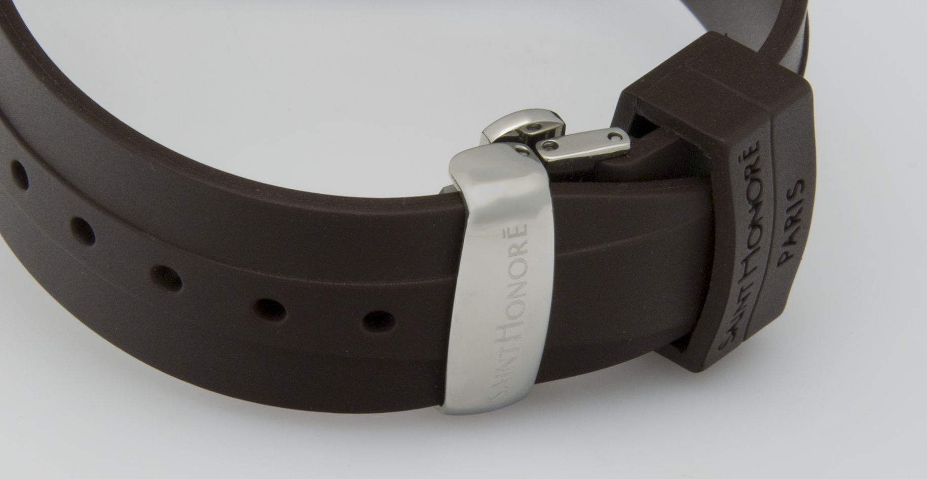 Ein braunes Armband mit einer silbernen Schnalle.