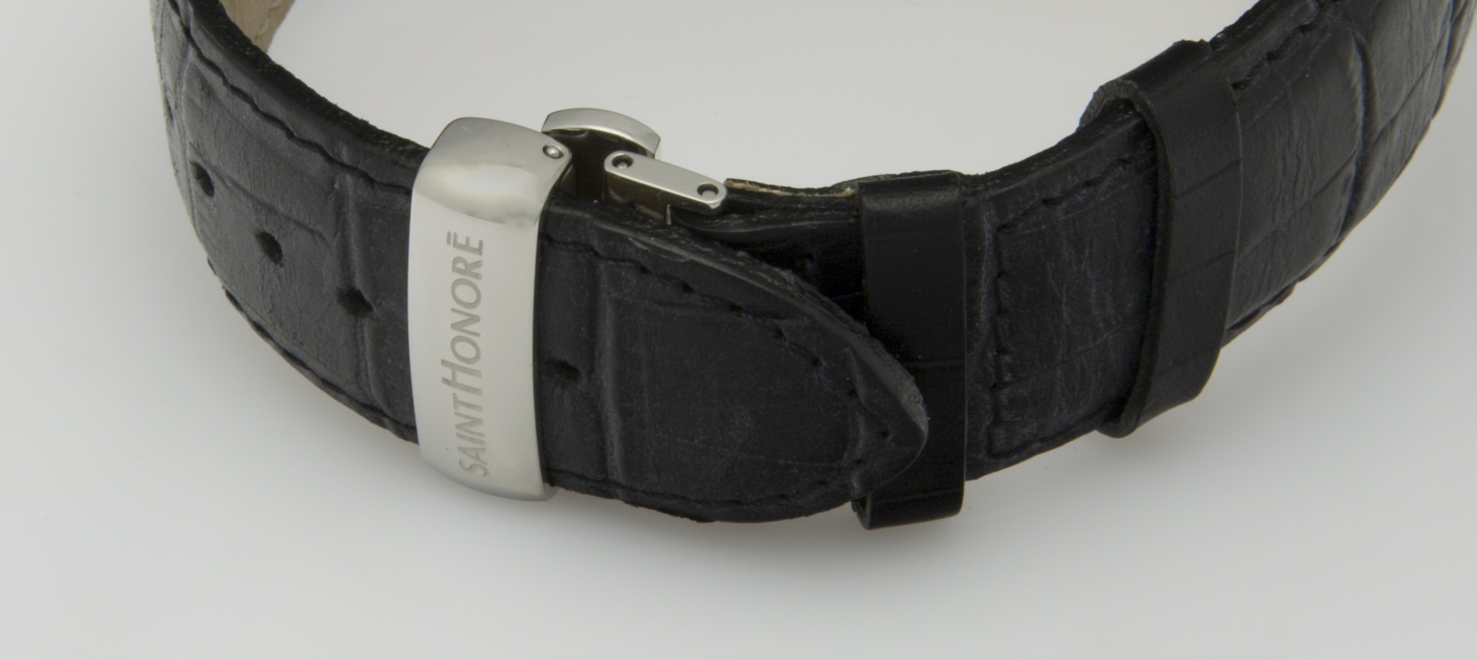 Ein schwarzes Lederarmband mit krokodillartiger Textur und einer silbernen Schließe.