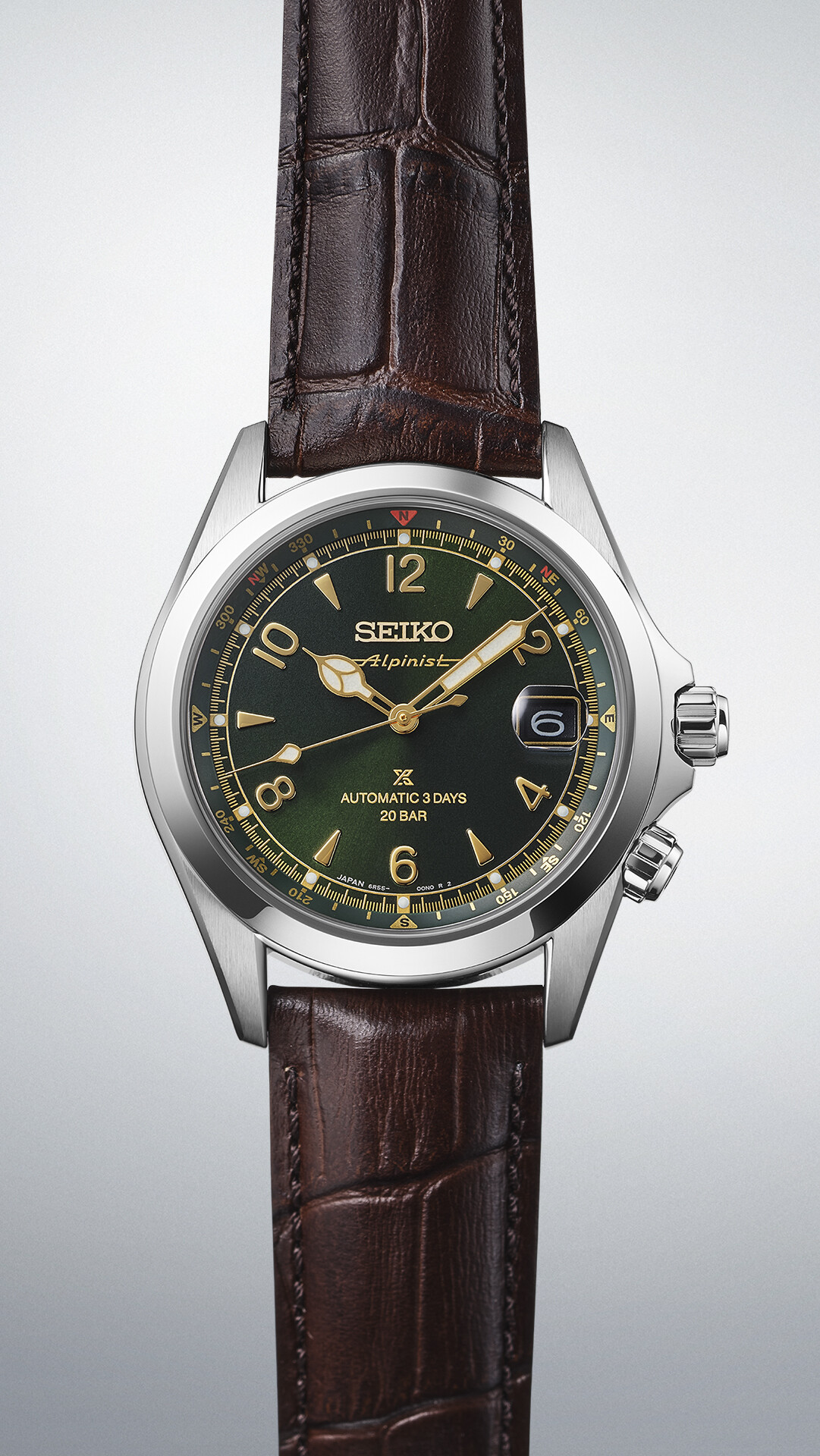 Eine Seiko Prospex Automatik Uhr mit einem dunkelgrünen Zifferblatt und einem braunen, krokodilgeprägten Armband.