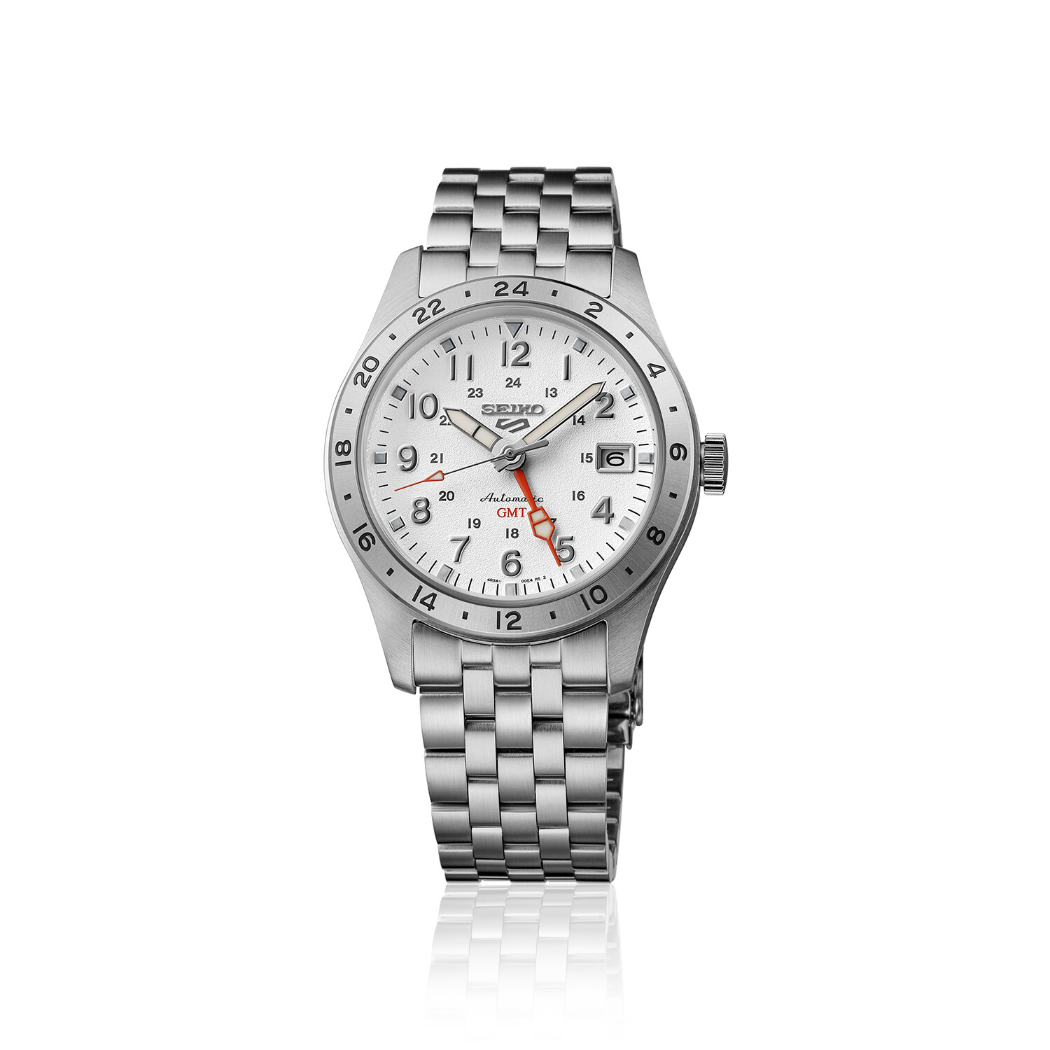 Ein silbernes Armbanduhr mit weißem Zifferblatt und GMT-Anzeige, versehen mit einem Datumsfenster.