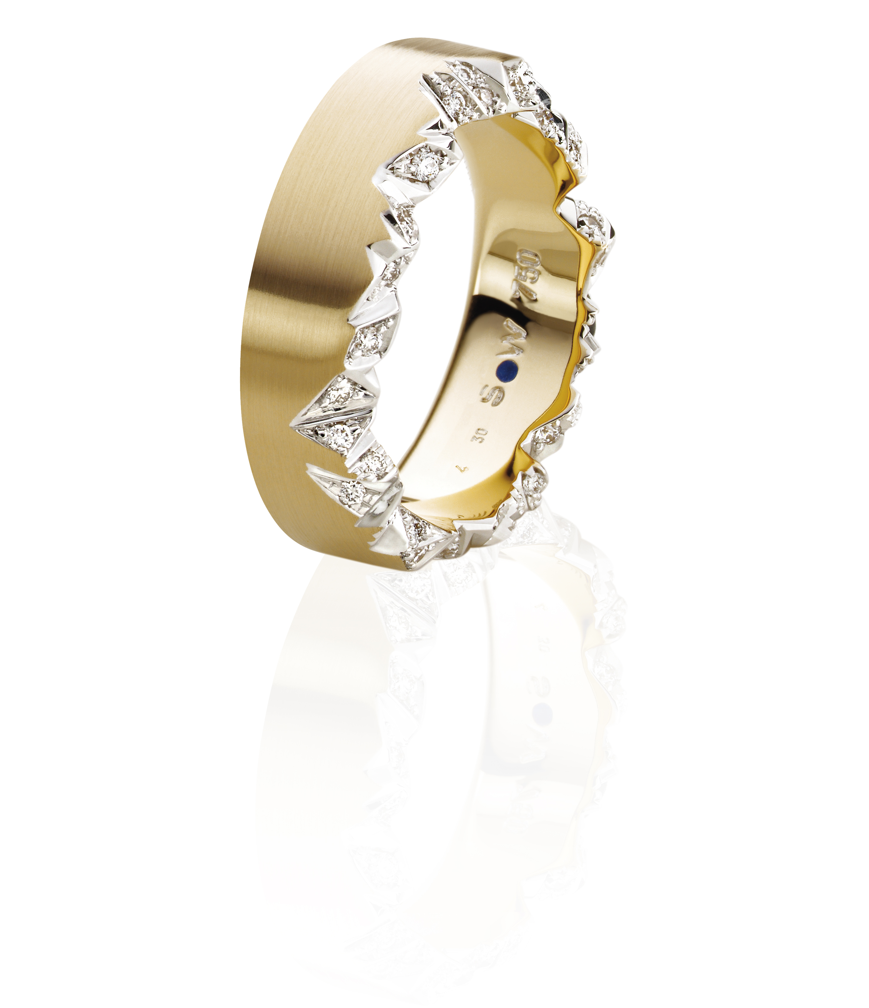 Der Schmuckwerk Alpenring ist ein goldfarbener Ring mit unregelmäßigen, gezackten Rändern, die mit kleinen, funkelnden Steinen besetzt sind.