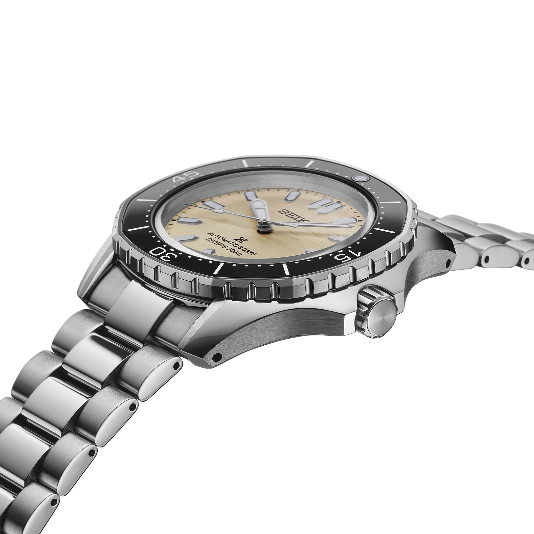 Eine silberne Herrenuhr mit einem goldgelben Zifferblatt und schwarzem Ring ist von der Seite zu sehen.