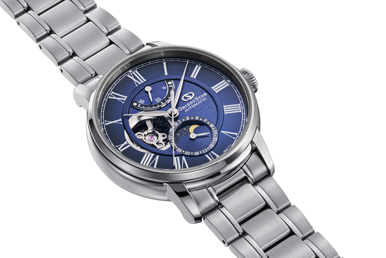 Eine mechanische Armbanduhr mit einem tiefblauen Zifferblatt, römischen Ziffern und einem offenen Herz-Design.