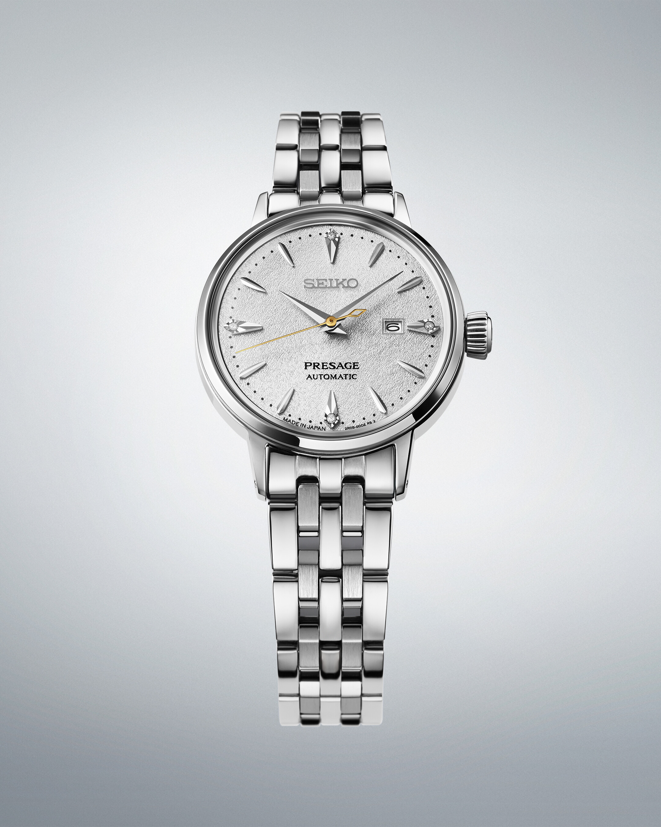 Die Seiko Presage Automatik ist eine silberne Armbanduhr mit einem strukturierten Zifferblatt und einem mehrgliedrigen Armband.