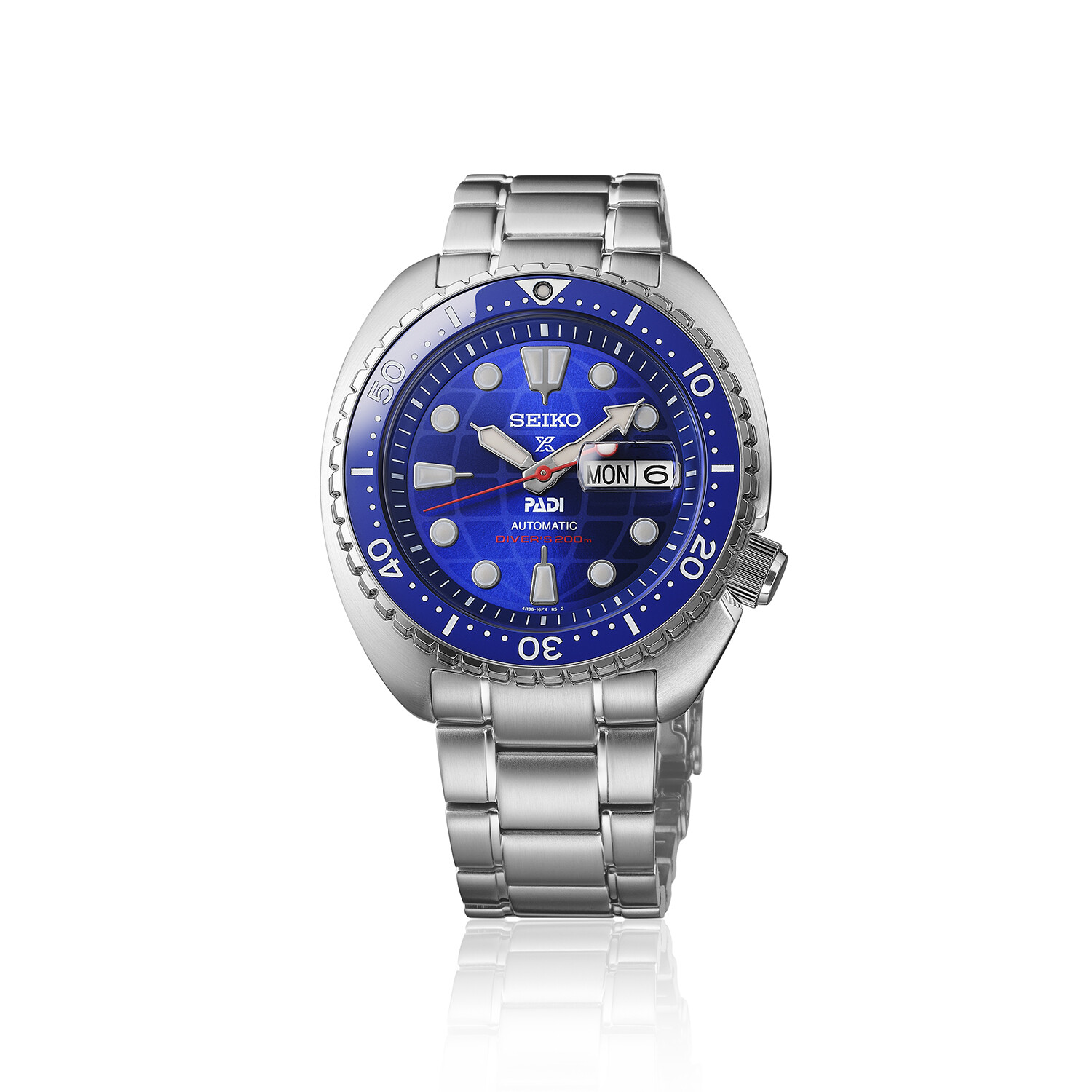 Taucheruhr mit blauem Zifferblatt und silbernem Armband, mit Tages- und Datumsanzeige.