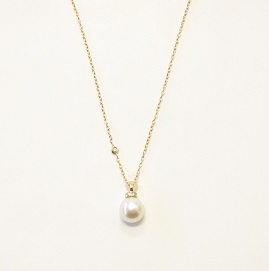 Ein filigranes Collier mit einer einzelnen, runden Akoya Nova Zuchtperle und einem kleinen Brillanten, getragen als Anhänger an einer feinen Kette.