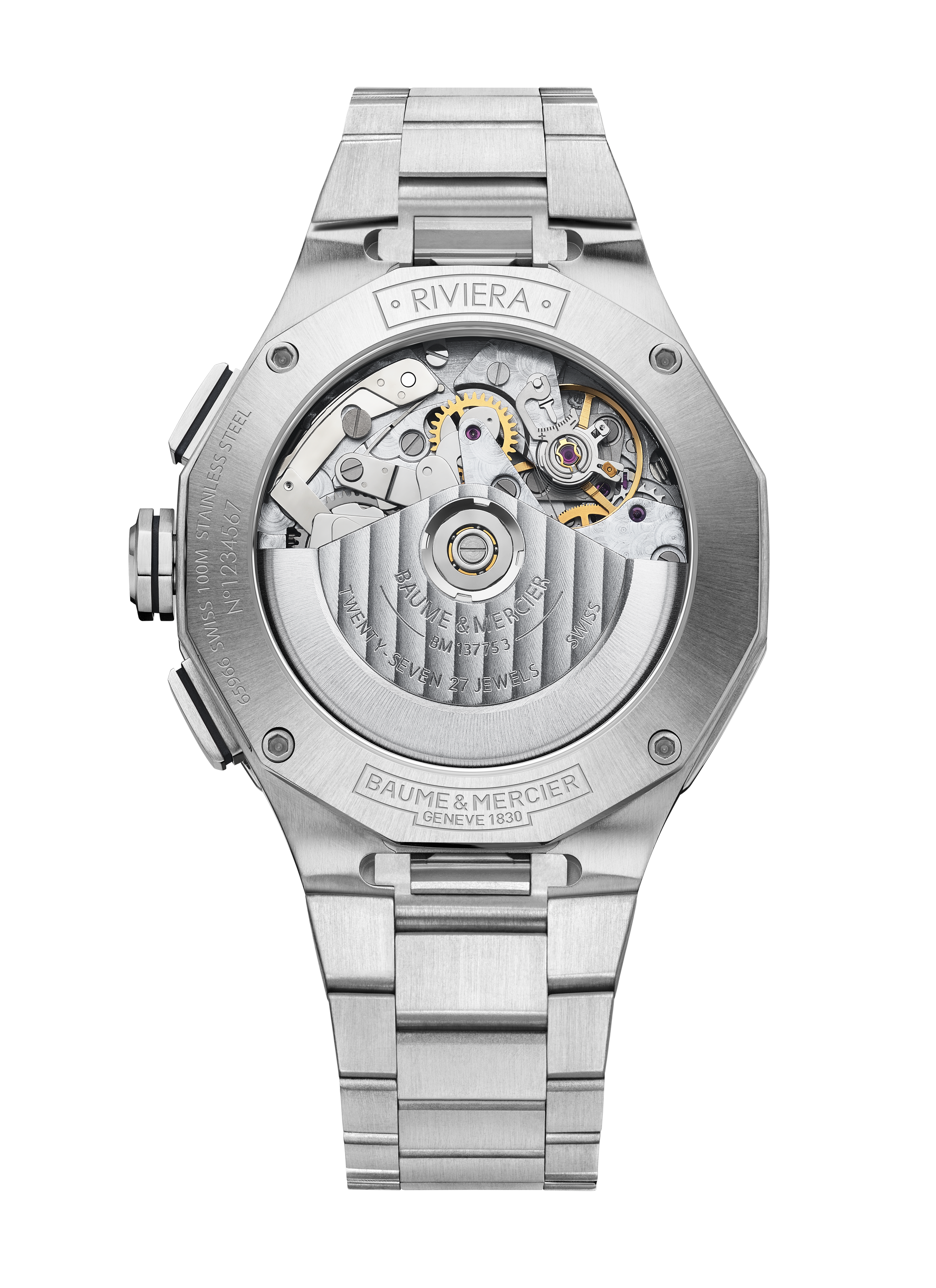 Rückseite einer silbernen mechanischen Uhr mit sichtbarem Uhrwerk und poliertem Metallarmband auf schwarzem Hintergrund.