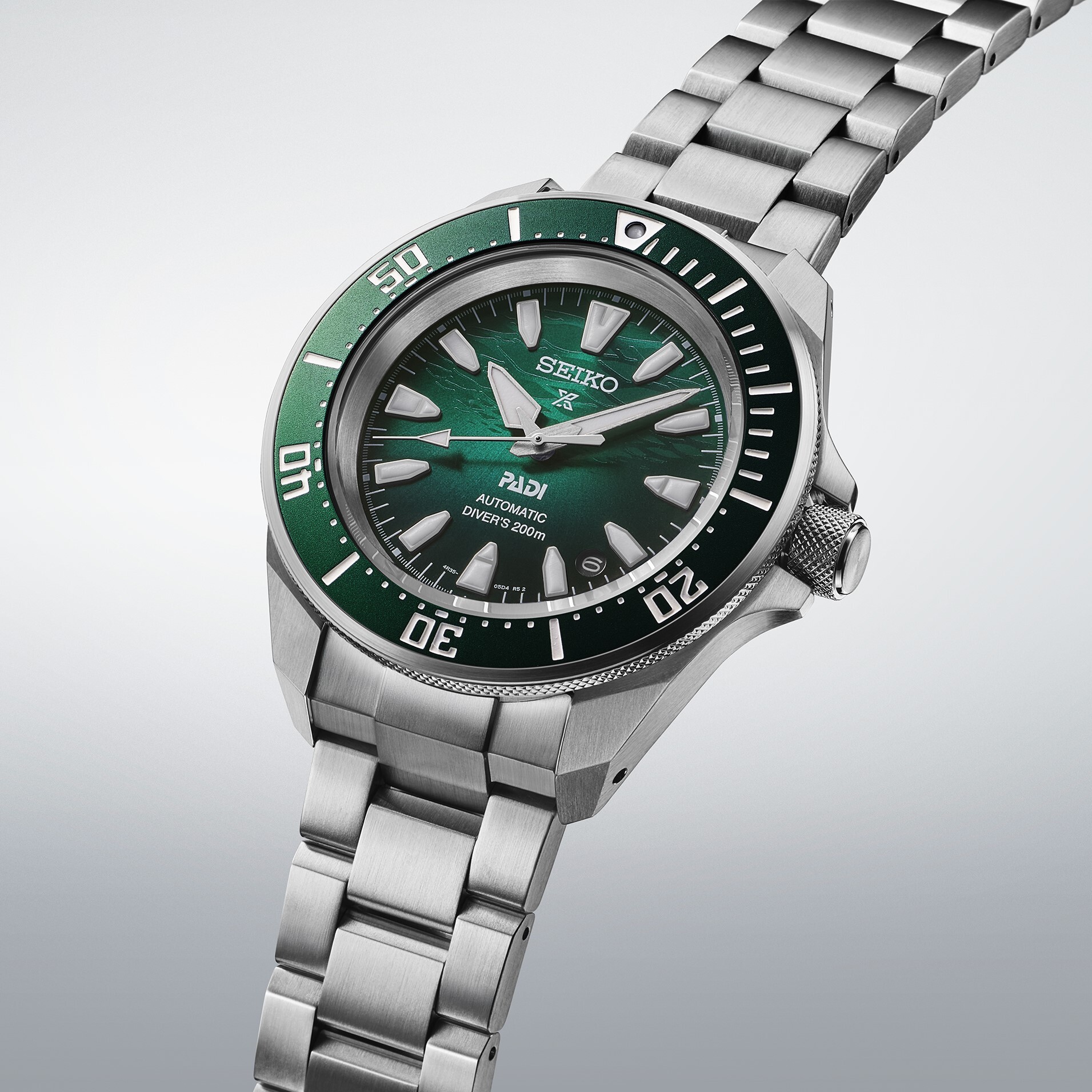 Herren-Armbanduhr mit einem grünen Zifferblatt mit marmorierter Textur und einem silbernen Armband.