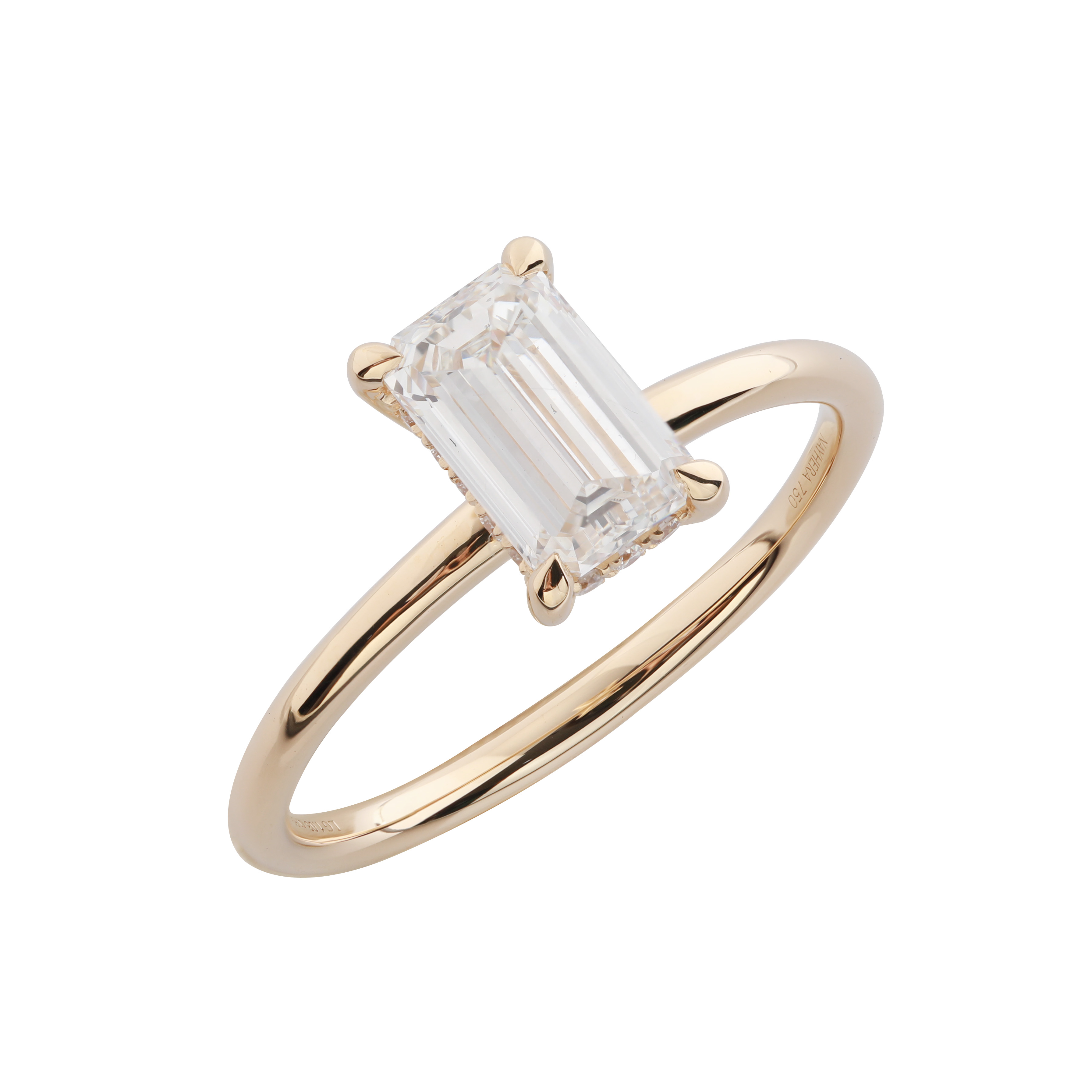 Der Nayhera Ring Emma ist ein schmaler Ring mit einem prominenten rechteckigen Hauptstein.