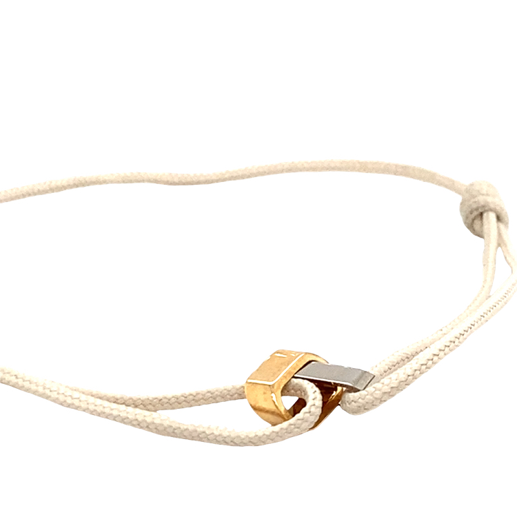 Binder Jewellery Armband Perception P8 Duo mit einem hellen Band und einem dezenten, zweiteiligen Anhänger in Gold- und Silberoptik.