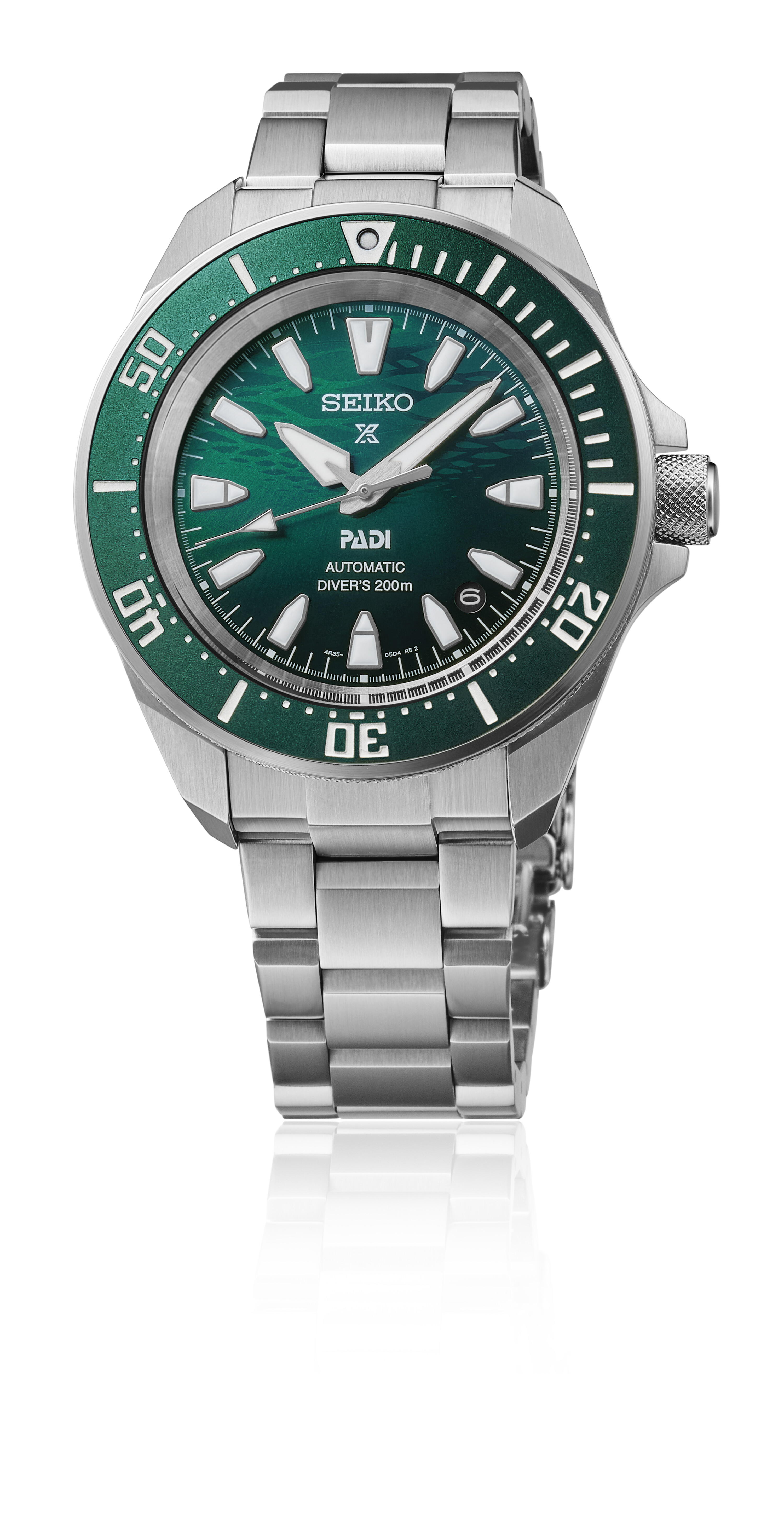 Eine grüne Taucheruhr mit silbernem Armband und silbernem Zifferblatt mit Wellenmuster.