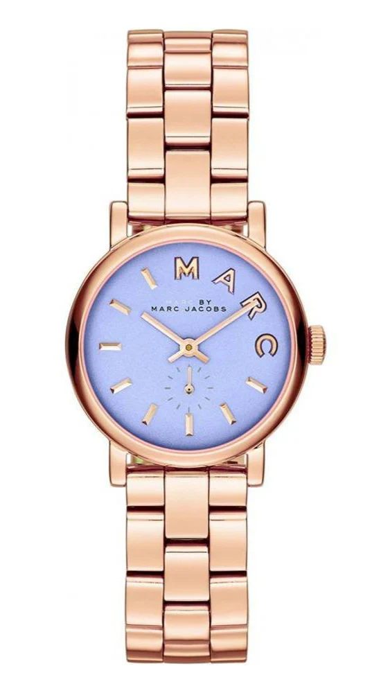Eine elegante Marc Jacobs Damenuhr in Rosegold mit einem hellblauen Zifferblatt und einem passenden Armband.