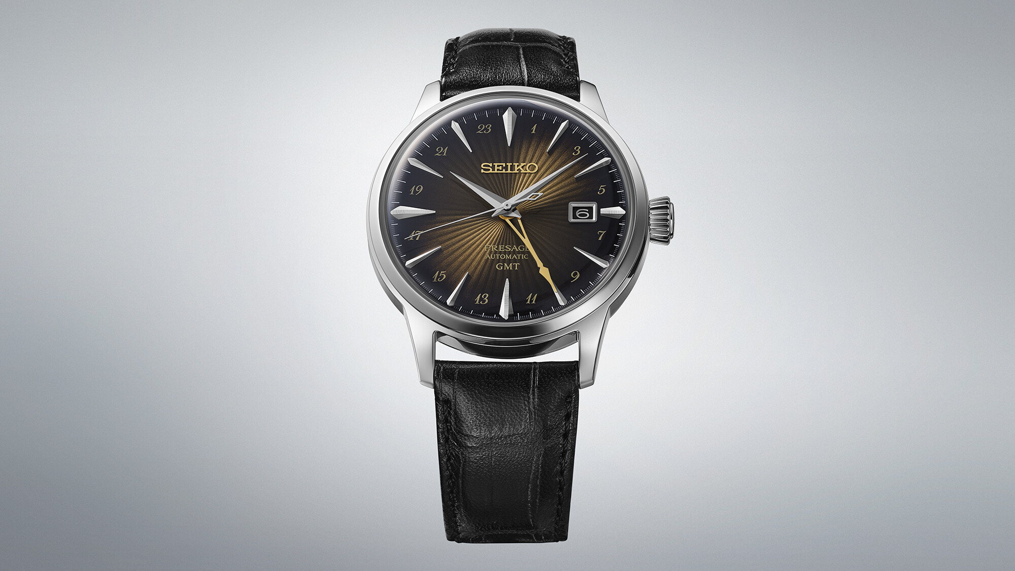 Eine elegante silberne Herrenuhr mit schwarzem Zifferblatt und goldenen Strahlenmuster, schwarzem Lederarmband.